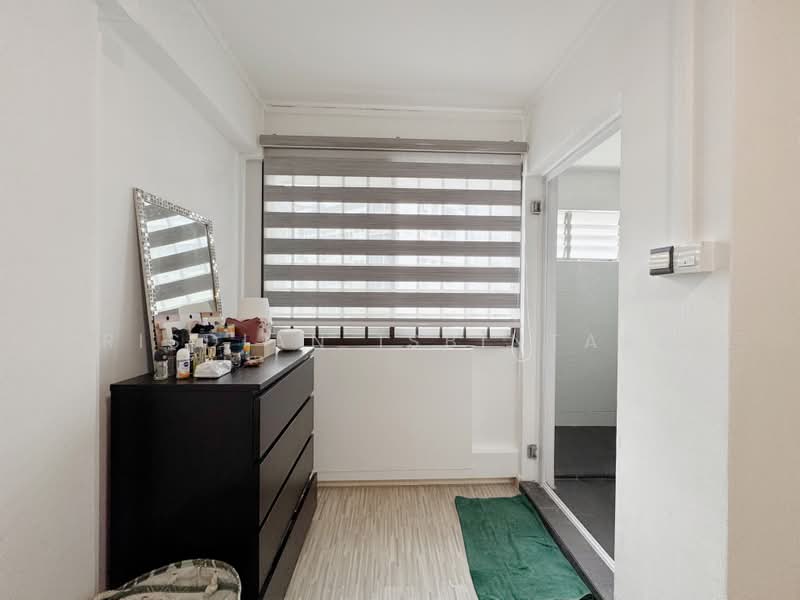 418 Choa Chu Kang Avenue 4, 418 Choa Chu Kang Avenue 4, 3 Bedrooms, 1,141 sqft, HDB Flat For Sale, by Risdian Isbintara, 500237793 - Master Bedroom - PropertyGuru.com.sg