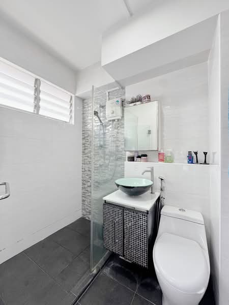 418 Choa Chu Kang Avenue 4, 418 Choa Chu Kang Avenue 4, 3 Bedrooms, 1,141 sqft, HDB Flat For Sale, by Risdian Isbintara, 500237793 - Bathroom - PropertyGuru.com.sg