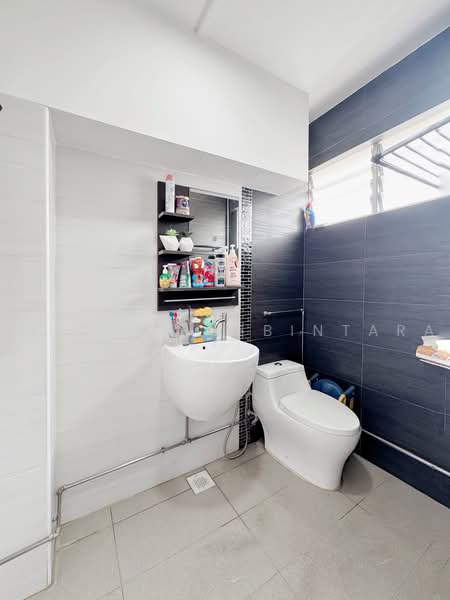 418 Choa Chu Kang Avenue 4, 418 Choa Chu Kang Avenue 4, 3 Bedrooms, 1,141 sqft, HDB Flat For Sale, by Risdian Isbintara, 500237793 - Bathroom - PropertyGuru.com.sg