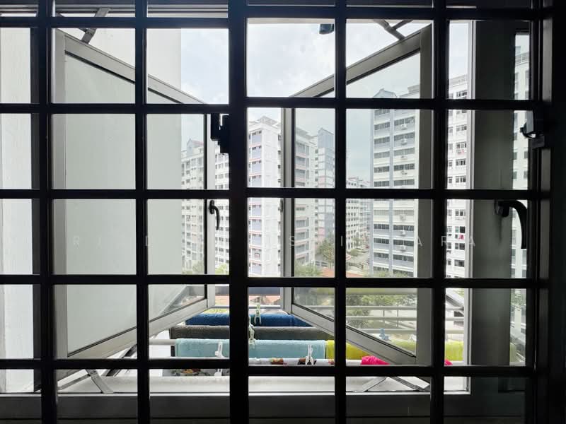418 Choa Chu Kang Avenue 4, 418 Choa Chu Kang Avenue 4, 3 Bedrooms, 1,141 sqft, HDB Flat For Sale, by Risdian Isbintara, 500237793 - Kitchen Laundry Rack - PropertyGuru.com.sg