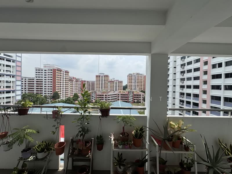 418 Choa Chu Kang Avenue 4, 418 Choa Chu Kang Avenue 4, 3 Bedrooms, 1,141 sqft, HDB Flat For Sale, by Risdian Isbintara, 500237793 - Corridor - PropertyGuru.com.sg
