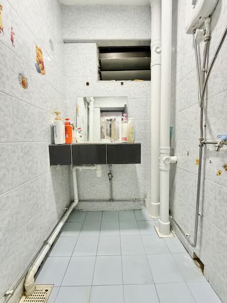 13 Lorong 7 Toa Payoh, 13 Lorong 7 Toa Payoh, 3 Bedrooms, 710 sqft, HDB Flat For Sale, by Caline Chai, 500237798 - Bathroom - PropertyGuru.com.sg