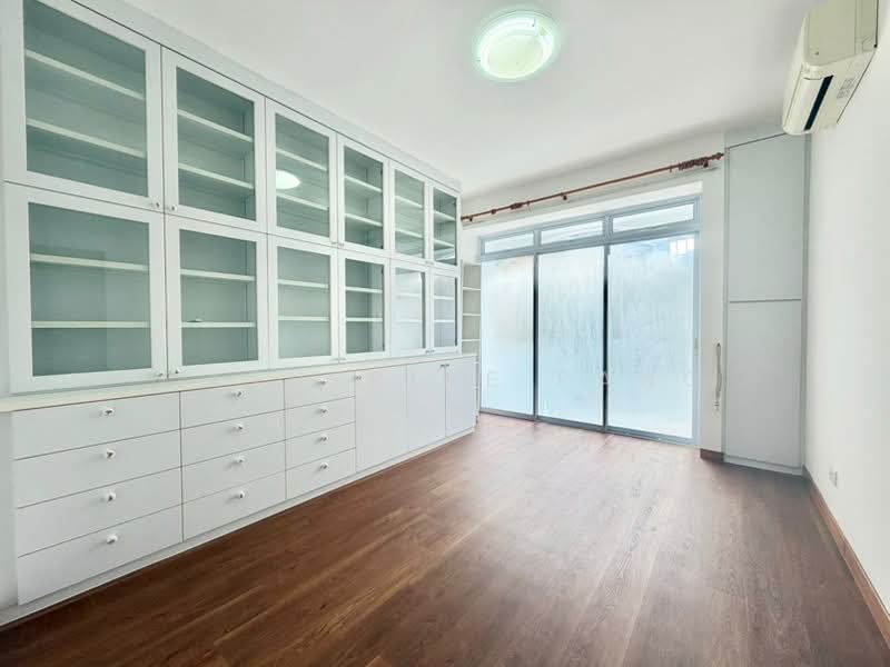 Sunrise way, , 4 Bedrooms, 2,200 sqft, Terraced House For Rent, by Catherine PANG, 500237803 - Bedroom 2 attached to roof balcony on 2nd storey - PropertyGuru.com.sg