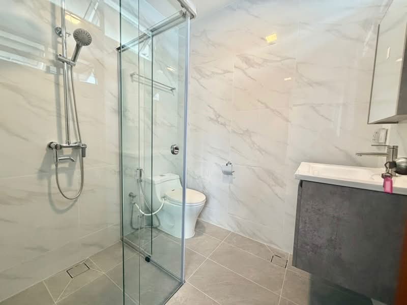 Sunrise way, , 4 Bedrooms, 2,200 sqft, Terraced House For Rent, by Catherine PANG, 500237803 - Brand New Master Bathroom - PropertyGuru.com.sg
