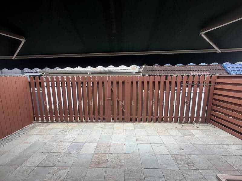Sunrise way, Sunrise Way, Seletar / Yio Chu Kang, 4 Bedrooms, 2,200 sqft, Terraced House For Rent, by Catherine PANG, 500237803 - Fence at yard area -freshly painted - PropertyGuru.com.sg