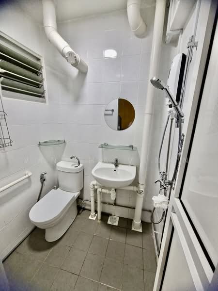 561 Ang Mo Kio Avenue 10, 561 Ang Mo Kio Avenue 10, Room Rental, 30 sqft, HDB Flat For Rent, by Vanitha Vanan, 500237845 - Bathroom - PropertyGuru.com.sg