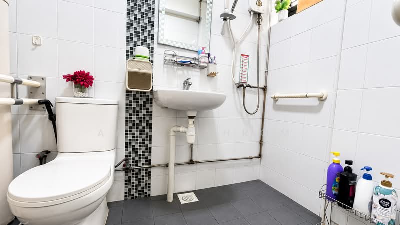 170 Yishun Avenue 7, 170 Yishun Avenue 7, 4 Bedrooms, 1,119 sqft, HDB Flat For Sale, by Amir Bahrom, 500237852 - Bathroom - PropertyGuru.com.sg