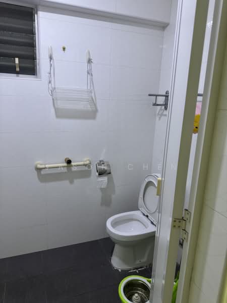 449 Jurong West Street 42, 449 Jurong West Street 42, 3 Bedrooms, 1,109 sqft, HDB Flat For Rent, by Jason Chen, 500237865 - Bathroom - PropertyGuru.com.sg