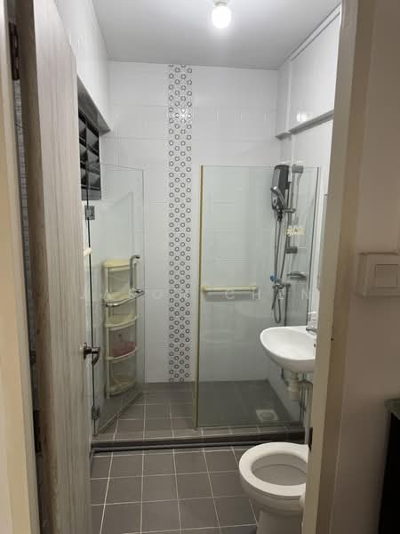 449 Jurong West Street 42, 449 Jurong West Street 42, 3 Bedrooms, 1,109 sqft, HDB Flat For Rent, by Jason Chen, 500237865 - Bathroom - PropertyGuru.com.sg