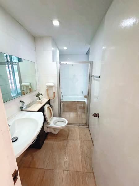 Kerrisdale, 30 Sturdee Road, Room Rental, 100 sqft, Condominium For Rent, by ling, 500237873 - Bathroom - PropertyGuru.com.sg