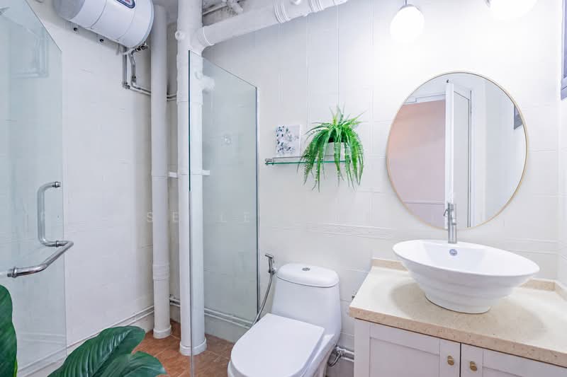 470 Segar Road, 470 Segar Road, 3 Bedrooms, 969 sqft, HDB Flat For Sale, by ADNIX LIU, 500237947 - Bathroom - PropertyGuru.com.sg
