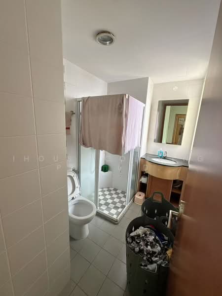 Queens, 10 Stirling Road, Room Rental, 100 sqft, Condominium For Rent, by ling, 500237949 - Bathroom - PropertyGuru.com.sg