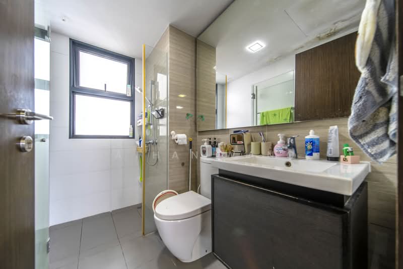 Riverparc Residence, 90 Punggol Drive, 3 Bedrooms, 1,076 sqft, Condominium For Sale, by Nathan Wang, 500237963 - Bathroom - PropertyGuru.com.sg