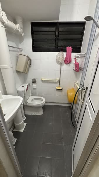 519 Bedok North Avenue 1, 519 Bedok North Avenue 1, 2 Bedrooms, 67 sqft, HDB Flat For Sale, by Eric Lim, 500237980 - Bathroom - PropertyGuru.com.sg