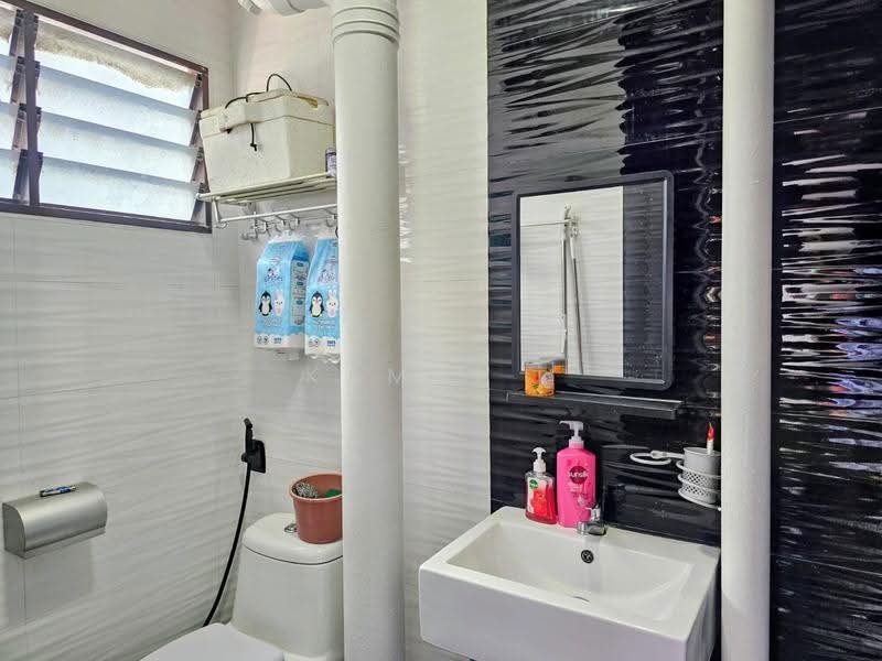 283 Yishun Avenue 6, 283 Yishun Avenue 6, Sembawang / Yishun, 3 Bedrooms, 1,162 sqft, HDB Flat For Sale, by Kamal ., 500238098 - Bathroom - PropertyGuru.com.sg