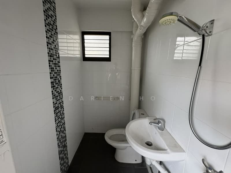 811 Hougang Central, 811 Hougang Central, 4 Bedrooms, 800 sqft, HDB Flat For Rent, by Darien Ho, 500238100 - Bathroom - PropertyGuru.com.sg