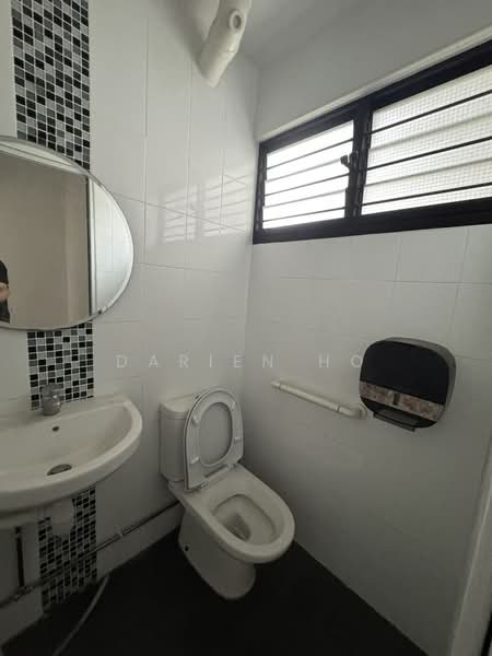811 Hougang Central, 811 Hougang Central, 4 Bedrooms, 800 sqft, HDB Flat For Rent, by Darien Ho, 500238100 - Bathroom - PropertyGuru.com.sg