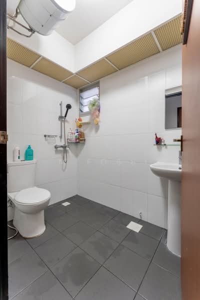 513D Yishun Street 51, 513D Yishun Street 51, 3 Bedrooms, 1,001 sqft, HDB Flat For Sale, by F M Fossil, 500238105 - Bathroom - PropertyGuru.com.sg