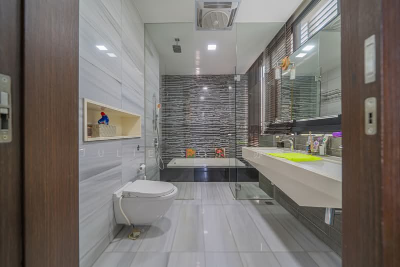Serangoon Garden Estate, Cooling Close, 7 Bedrooms, 3,660 sqft, Corner Terrace For Sale, by Julie Soh 苏保历, 500238141 - Bathroom - PropertyGuru.com.sg