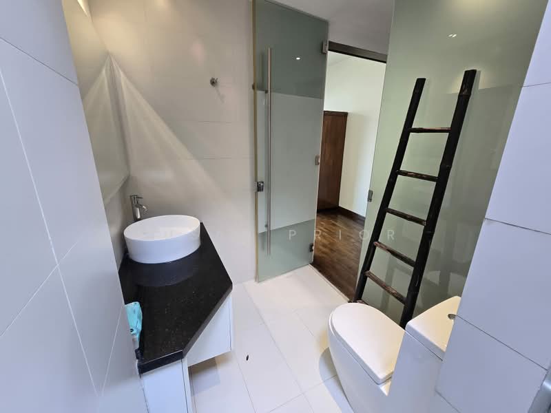 Everitt / Joo Chiat Cute Shophouse 2 Bed, Everitt Road, Joo Chiat Road, 2 Bedrooms, 1,585 sqft, Conservation House For Rent, by Susan Prior, 500238354 - Bathroom - PropertyGuru.com.sg