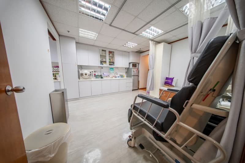 Mount Elizabeth Hospital / Medical Center, 3 Mount Elizabeth, 1,184 sqft, Medical For Sale, by Agnes Eng, 500238357 - Consultation Room - CommercialGuru.com.sg