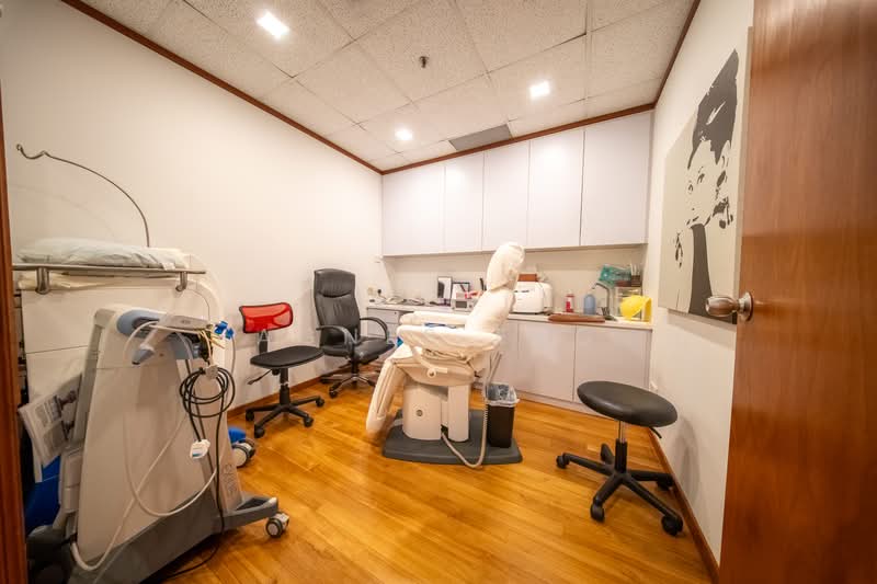 Mount Elizabeth Hospital / Medical Center, 3 Mount Elizabeth, 1,184 sqft, Medical For Sale, by Agnes Eng, 500238357 - Consultation Room - CommercialGuru.com.sg