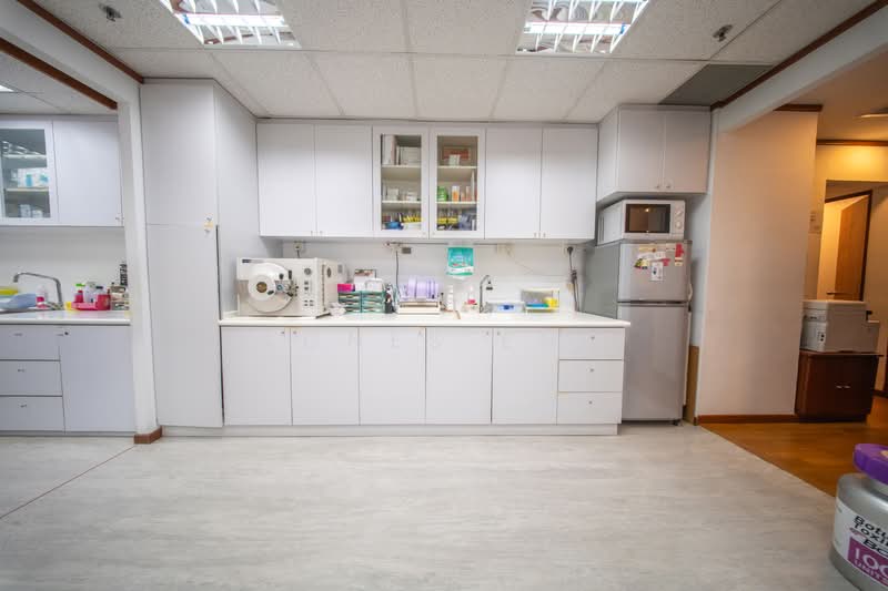 Mount Elizabeth Hospital / Medical Center, 3 Mount Elizabeth, 1,184 sqft, Medical For Sale, by Agnes Eng, 500238357 - Consultation Room - CommercialGuru.com.sg