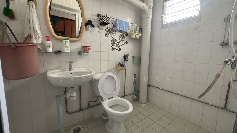 968 Hougang Avenue 9, 968 Hougang Avenue 9, Room Rental, 100 sqft, HDB Flat For Rent, by Janice Huay, 500238469 - Bathroom - PropertyGuru.com.sg