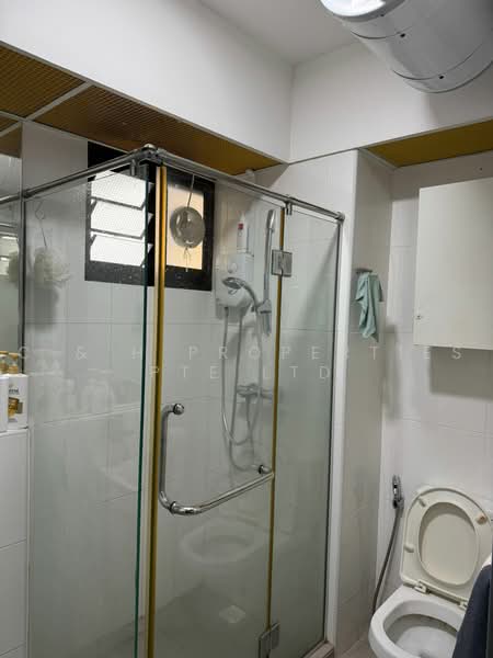 197D Boon Lay Fields, 197D Boon Lay Drive, 3 Bedrooms, 1,216 sqft, HDB Flat For Sale, by TONY, 500238493 - Bathroom - PropertyGuru.com.sg
