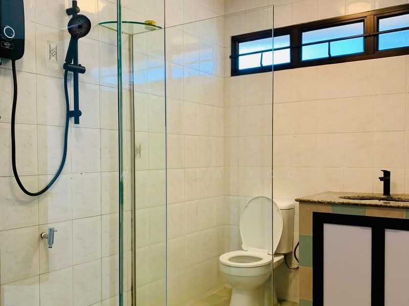 313 Upper Paya Lebar Road, Hougang / Punggol / Sengkang, 3 Bedrooms, 1,400 sqft, Walk-up Apartment For Sale, by Vanessa Foo, 500238514 - Bathroom - PropertyGuru.com.sg