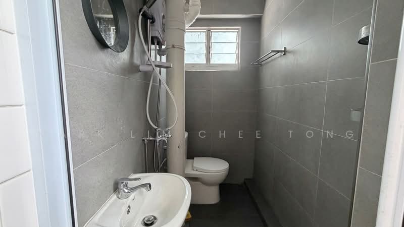 439 Yishun Avenue 11, 439 Yishun Avenue 11, Sembawang / Yishun, 3 Bedrooms, 904 sqft, HDB Flat For Sale, by Mark Lim Chee Tong, 500238528 - Bathroom - PropertyGuru.com.sg