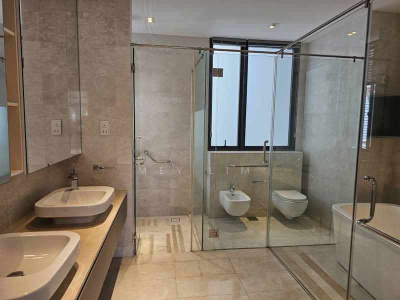 Trilight, 9 Newton Road, 4 Bedrooms, 5,802 sqft, Condominium For Sale, by Mey Lim, 500238559 - Bathroom - PropertyGuru.com.sg