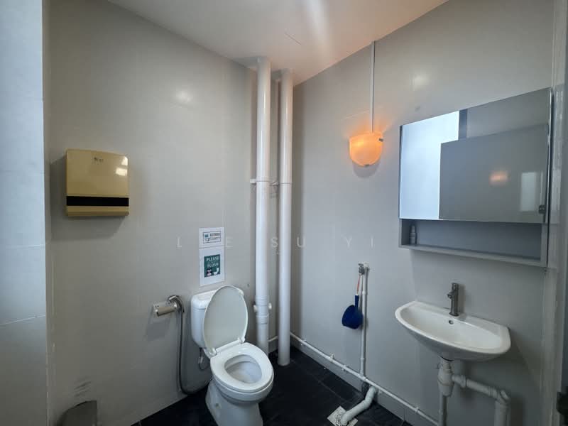 Vertex, 33 Ubi Avenue 3, 1,561 sqft, Light Industrial (B1) For Rent, by Lee Su Yi, 500238600 - Bathroom - CommercialGuru.com.sg