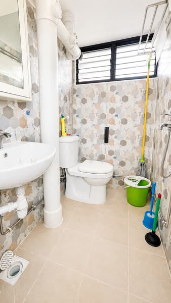 602 Ang Mo Kio Avenue 5, 602 Ang Mo Kio Avenue 5, 2 Bedrooms, 721 sqft, HDB Flat For Sale, by Amir Bahrom, 500238620 - Bathroom - PropertyGuru.com.sg