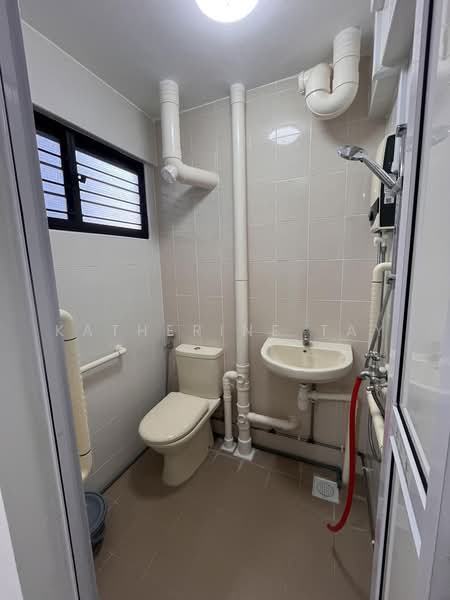 213 Bukit Batok Street 21, 213 Bukit Batok Street 21, 2 Bedrooms, 721 sqft, HDB Flat For Sale, by Katherine Tay, 500238669 - Bathroom - PropertyGuru.com.sg