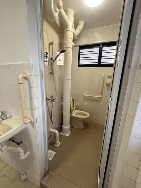 213 Bukit Batok Street 21, 213 Bukit Batok Street 21, 2 Bedrooms, 721 sqft, HDB Flat For Sale, by Katherine Tay, 500238669 - Bathroom - PropertyGuru.com.sg