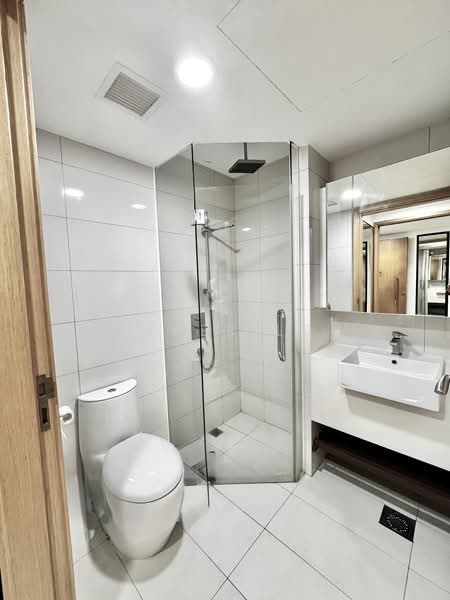 Eight Riversuites, 2 Whampoa East, 2 Bedrooms, 700 sqft, Condominium For Sale, by Esther Low, 500238721 - Bathroom - PropertyGuru.com.sg