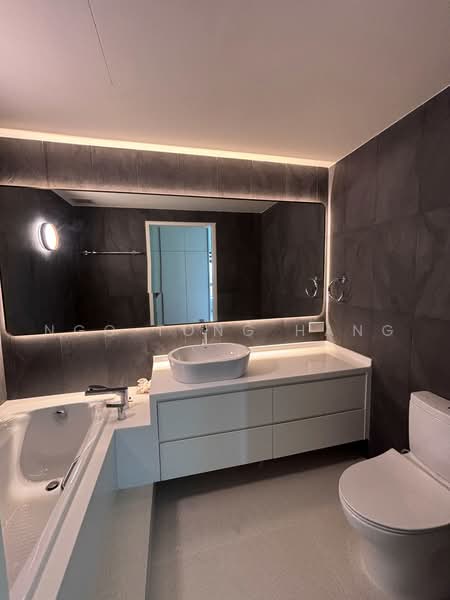 The Interlace, 192 Depot Road, 1 Bedroom, 1,044 sqft, Condominium For Rent, by Ngo Tong Hang, 500238736 - Master Bathroom - PropertyGuru.com.sg