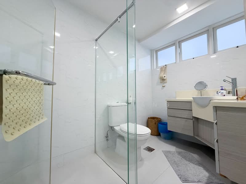 Serangoon Garden Estate, Cooling Close, 5 Bedrooms, 5,200 sqft, Semi-Detached House For Sale, by Eileen Ang, 500238751 - Bathroom - PropertyGuru.com.sg