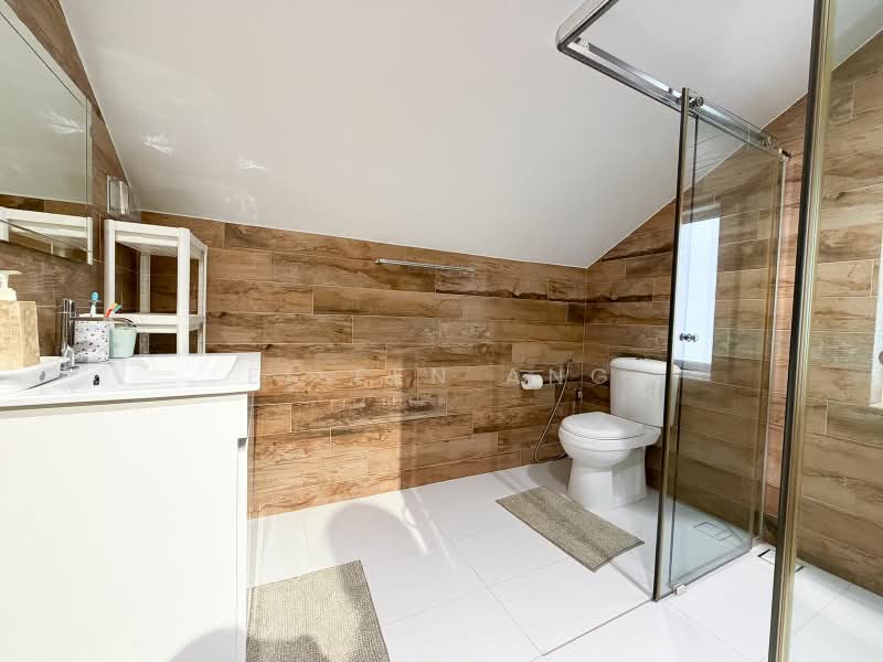 Serangoon Garden Estate, Cooling Close, 5 Bedrooms, 5,200 sqft, Semi-Detached House For Sale, by Eileen Ang, 500238751 - Bathroom - PropertyGuru.com.sg