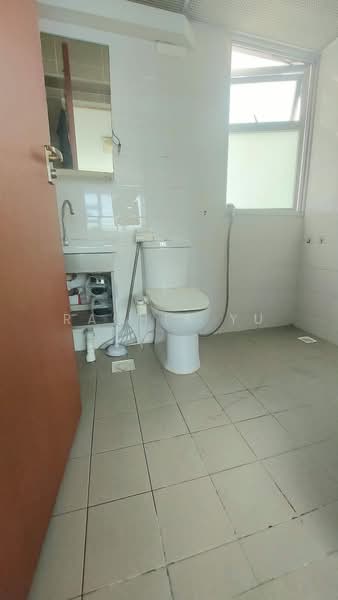 131B Lorong 1 Toa Payoh, 131B Lorong 1 Toa Payoh, Balestier / Toa Payoh, 3 Bedrooms, 1,001 sqft, HDB Flat For Sale, by Rachel Yu, 500238756 - Bathroom - PropertyGuru.com.sg