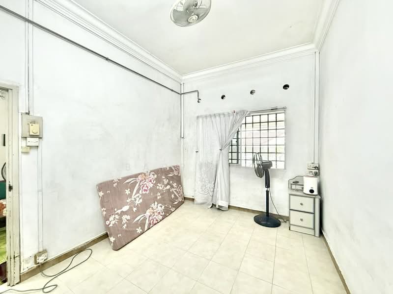 Sembawang Hills Estate, Nemesu Avenue, 3 Bedrooms, 892 sqft, Terraced House For Sale, by Barry Ho, 500238762 - Interior - PropertyGuru.com.sg