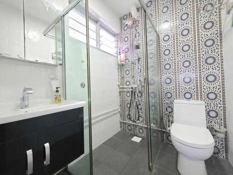 684 Race Course Road, 684 Race Course Road, 3 Bedrooms, 1,205 sqft, HDB Flat For Sale, by Faizal ., 500238797 - Bathroom - PropertyGuru.com.sg