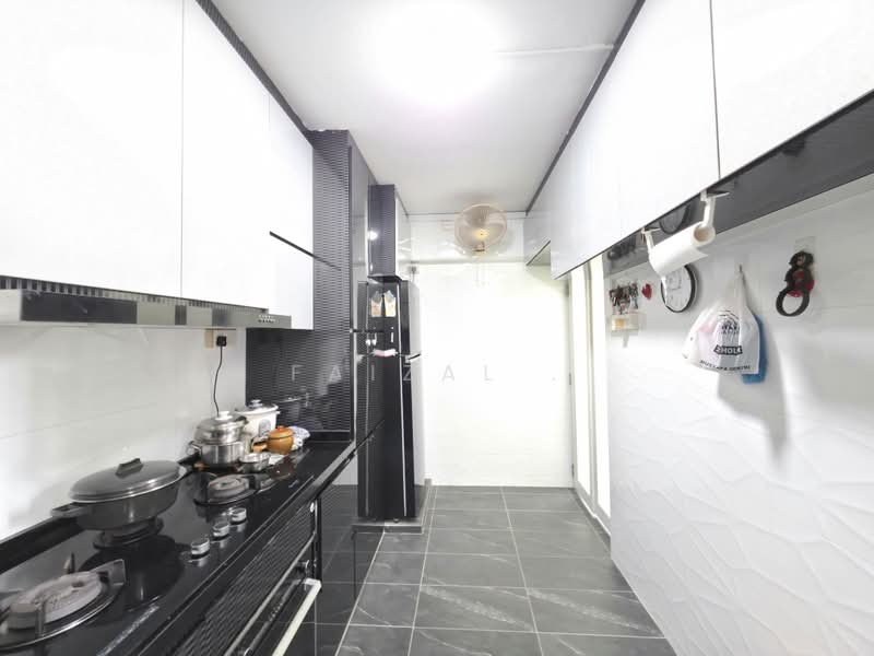 684 Race Course Road, 684 Race Course Road, 3 Bedrooms, 1,205 sqft, HDB Flat For Sale, by Faizal ., 500238797 - Kitchen - PropertyGuru.com.sg