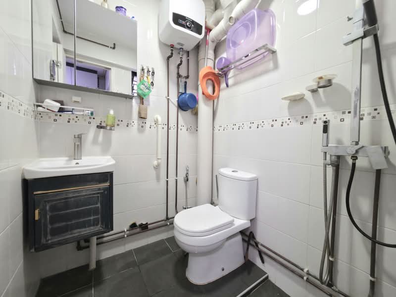 684 Race Course Road, 684 Race Course Road, 3 Bedrooms, 1,205 sqft, HDB Flat For Sale, by Faizal ., 500238797 - Bathroom - PropertyGuru.com.sg