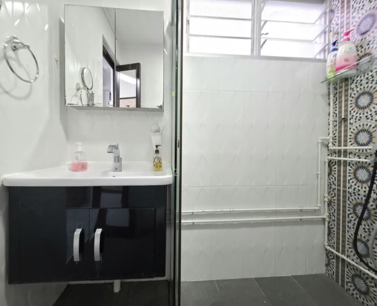 684 Race Course Road, 684 Race Course Road, 3 Bedrooms, 1,205 sqft, HDB Flat For Sale, by Faizal ., 500238797 - Bathroom - PropertyGuru.com.sg