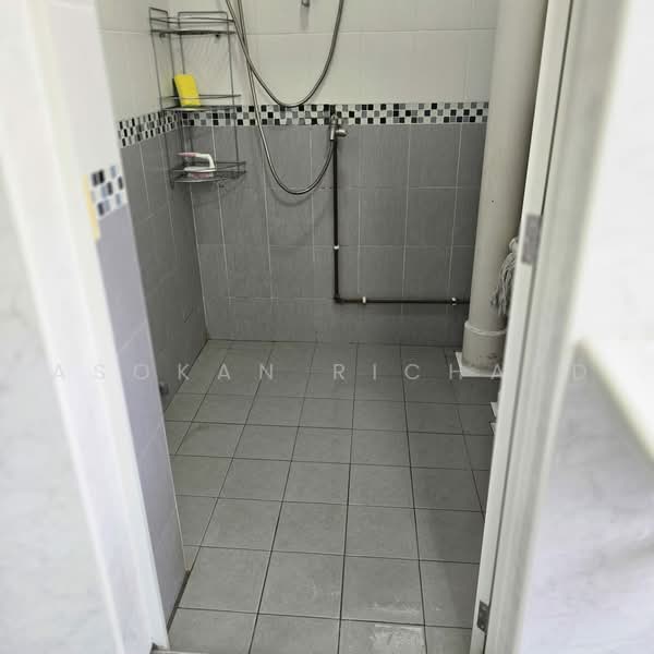 264 Waterloo Street, 264 Waterloo Street, 2 Bedrooms, 646 sqft, HDB Flat For Rent, by Asokan Richard, 500238800 - Bathroom - PropertyGuru.com.sg
