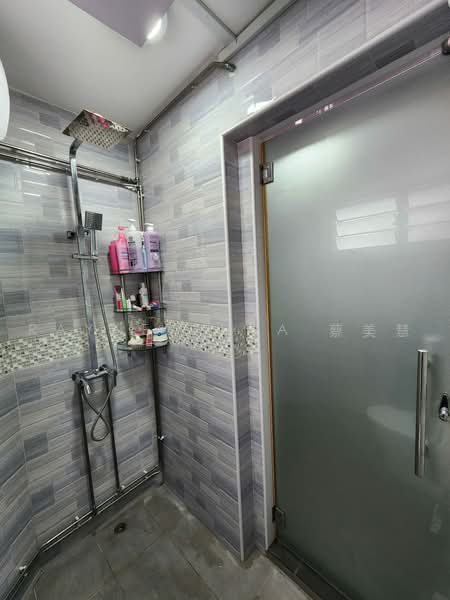 241 Jurong East Street 24, 241 Jurong East Street 24, 2 Bedrooms, 732 sqft, HDB Flat For Sale, by Rayne Chua 蔡美慧, 500238818 - Bathroom - PropertyGuru.com.sg