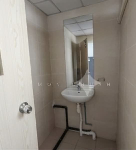 Oxley BizHub, 73 Ubi Road 1, Eunos / Geylang / Paya Lebar, 947 sqft, Light Industrial (B1) For Rent, by Simon Chuah, 500238835 - Bathroom - CommercialGuru.com.sg