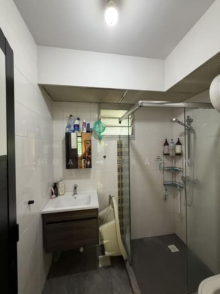673A Edgefield Plains, 673A Edgefield Plains, 3 Bedrooms, 968 sqft, HDB Flat For Sale, by Ahmad Ibrahim, 500238978 - Bathroom - PropertyGuru.com.sg